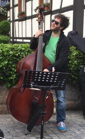 Russell Snyder: Kontrabass and Vocals